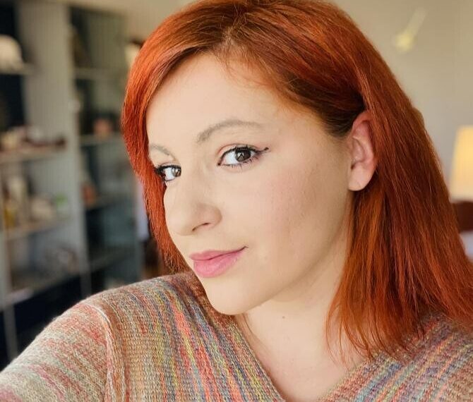 Ziaristă de 33 de ani, găsită moartă în apartament. Ea descoperise cine era femeia în rochie albastră