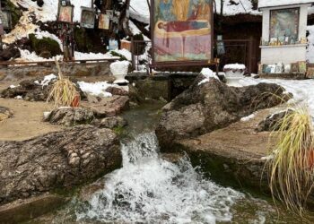 10.000 de flacoane de apă din izvorul care face minuni, împărțite credincioșilor