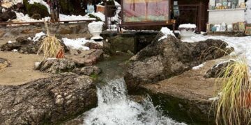 10.000 de flacoane de apă din izvorul care face minuni, împărțite credincioșilor