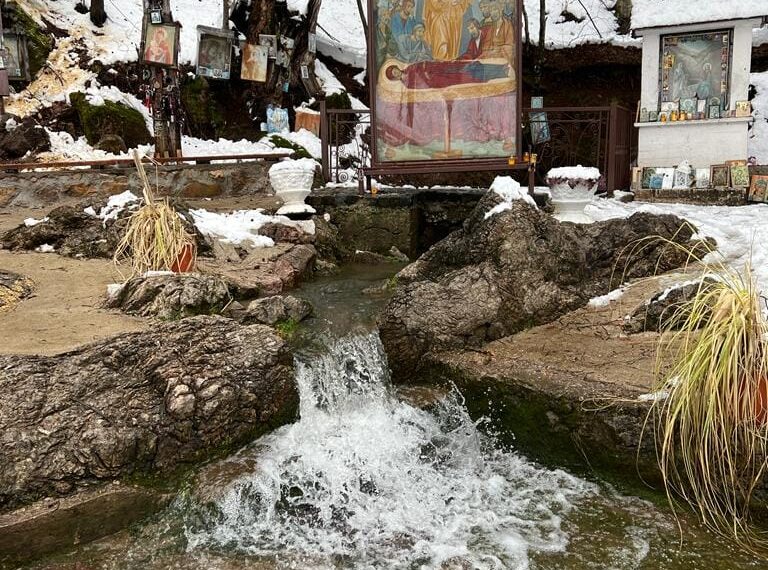 10.000 de flacoane de apă din izvorul care face minuni, împărțite credincioșilor