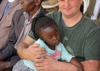 S-a întors din Uganda unde a participat la reconstruirea spitalului din satul Ruguburi. Gândul jandarmului a rămas la micuța orfelină Masiko (speranță)