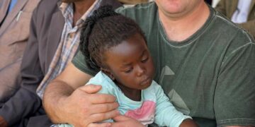 S-a întors din Uganda unde a participat la reconstruirea spitalului din satul Ruguburi. Gândul jandarmului a rămas la micuța orfelină Masiko (speranță)