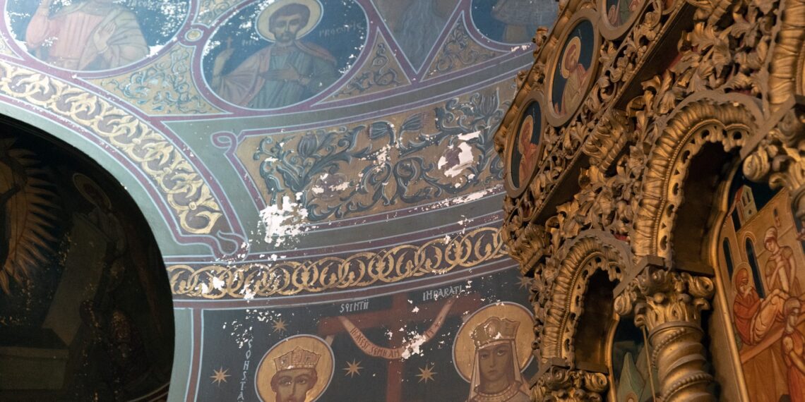 GALERIE. Capela Hașas, monument istoric, depozit de coşciuge. E pictată de Corneliu Baba și e în stare avansată de deterioare