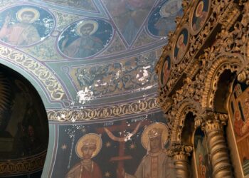 GALERIE. Capela Hașas, monument istoric, depozit de coşciuge. E pictată de Corneliu Baba și e în stare avansată de deterioare