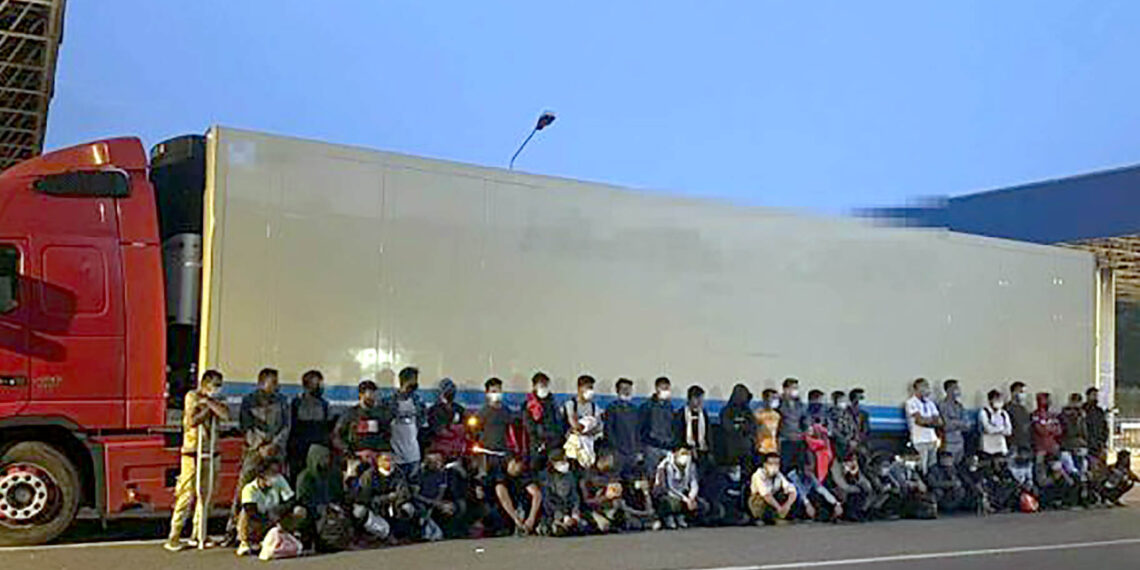 Captură record de migranţi la Vama Nădlac: 137 de cetăţeni străini au încercat să treacă frontiera ascunşi în TIR-uri cu marfă