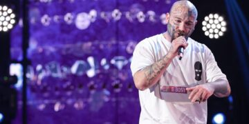 Orădeanul care a locuit pe străzi, a trăit în orfelinat, și-a spus povestea pe ritmuri de rap la Românii au talent