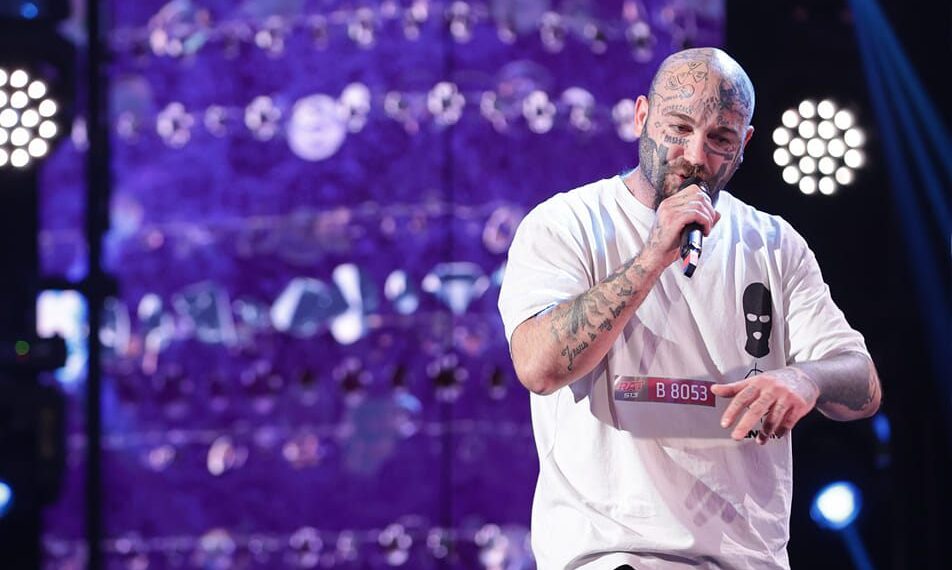 Orădeanul care a locuit pe străzi, a trăit în orfelinat, și-a spus povestea pe ritmuri de rap la Românii au talent