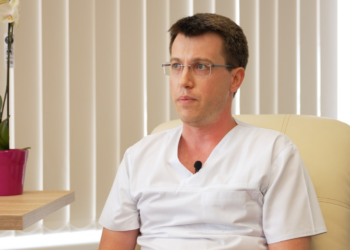 Premieră chirurgicală pediatrică. Operat la 3 săptămâni și o greutate de 3 kilograme. Mama copilului: “Domnul doctor George Isac e genial”