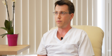 Premieră chirurgicală pediatrică. Operat la 3 săptămâni și o greutate de 3 kilograme. Mama copilului:  “Domnul doctor George Isac e genial”