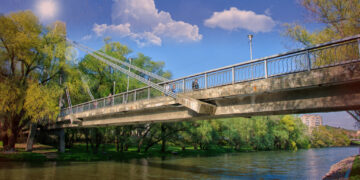 Mii de oameni, elevi și bihoreni care trebuie să meargă la instituții publice importante, nemulțumiți de închiderea Podului Intelectualilor