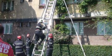 Bunicuță căzută în apartament, încuiată pe interior, salvată de pompieri