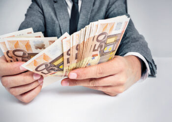 Cel mai mic salariu din parchete va fi 1.400 euro