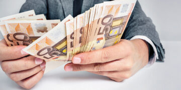 Cel mai mic salariu din parchete va fi 1.400 euro