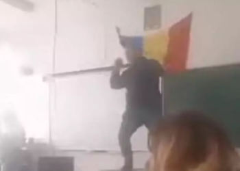 VIDEO. Profesor dansând pe catedră, chiar în fața elevilor