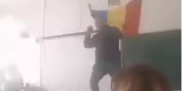 VIDEO. Profesor dansând pe catedră, chiar în fața elevilor