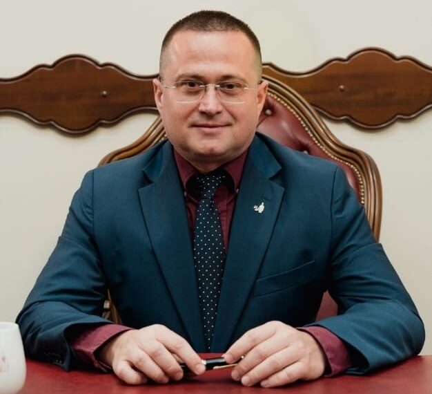 Avocatul de penal Răzvan Doseanu după controversele pe tema eliminării pragului la abuzul în serviciu: „Trebuie pusă mâna pe carte.Doar habarniștii spun că abuzul în serviciu=furt. Practicienii știu exact ce abuzuri se fac invocându-se această infracțiune „