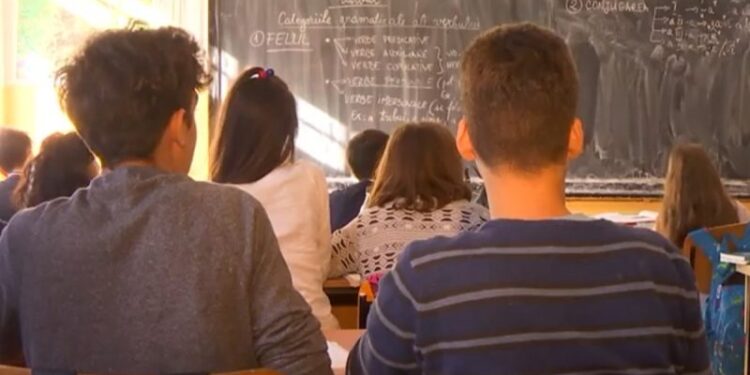 Locomotiva unui marfar încărcat cu motorină a luat foc lângă Gara Centrală