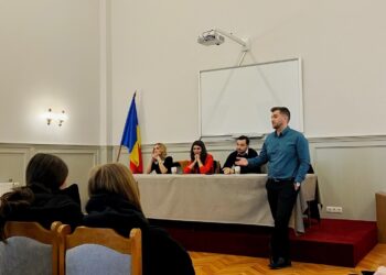 Tinerii, din ce în ce mai interesați de Drept / Elevi de la Colegiul Național „Mihai Eminescu”, în vizită la Baroul Bihor / Galerie foto