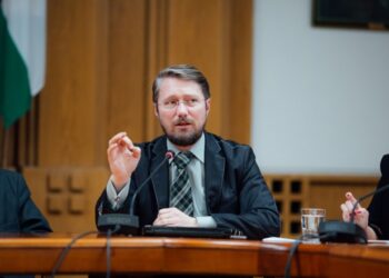 Deputatul bihorean Szabó Ödön demască „mafiile” din consiliile județene, care împiedică acordarea transportului gratuit elevilor navetiști