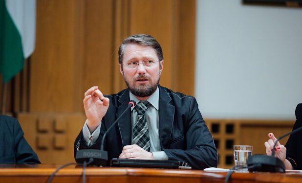 Deputatul bihorean Szabó Ödön demască „mafiile” din consiliile județene, care împiedică acordarea transportului gratuit elevilor navetiști