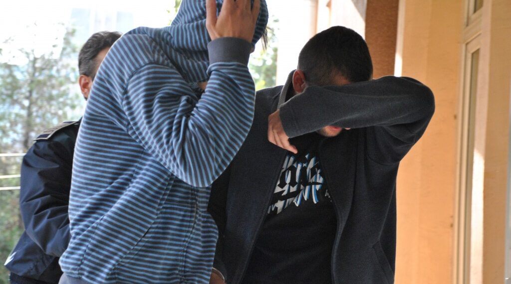 Pușcărie pentru 150 de lei și un telefon. Doi tineri de 17 și 18 ani din Marghita au imobilizat un bătrân și au furat tot ce au găsit