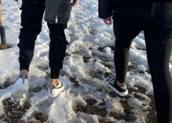 Doi turiști inconştienţi le-au făcut noapte albă, de Înviere, salvamontiştilor din Neamţ: au încercat să escaladeze Ceahlăul în colanţi şi gleznele goale