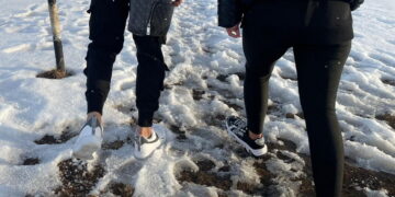 Doi turiști inconştienţi le-au făcut noapte albă, de Înviere, salvamontiştilor din Neamţ: au încercat să escaladeze Ceahlăul în colanţi şi gleznele goale