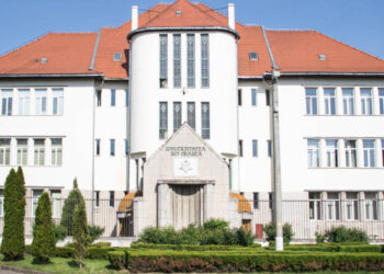 Se scumpesc studiile la Universitatea Oradea. Medicina, cea mai costisitoare facultate. Cât trebuie să plătești să studiezi în engleză