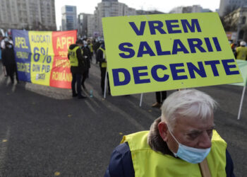 Dascălii fac grevă pentru salarii mai mari, iar parlamentarii le măresc lefurile… celor de la Administrația Fondului pentru Mediu