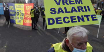 Dascălii fac grevă pentru salarii mai mari, iar parlamentarii le măresc lefurile… celor de la Administrația Fondului pentru Mediu
