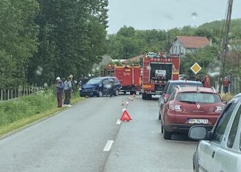 Trei răniți într-un accident la intrarea în Viișoara