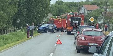 Trei răniți într-un accident la intrarea în Viișoara