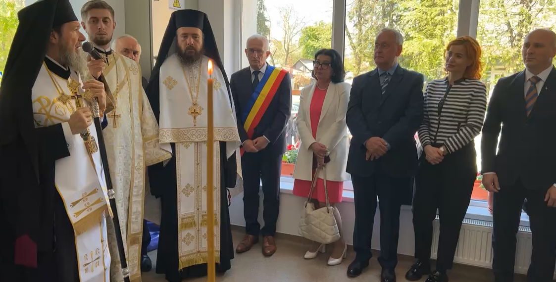 Oameni care mișcă lucrurile. Ambulatoriu din Ștei, inaugurat și sfințit în prezența fostului ministru Sorina Pintea și a senatorului Cornel Popa