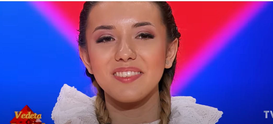 Copleșită de emoții și cu inima făcută ghem. Cine e tânăra de senzație de la Vedeta populară. A cântat alături de profesoara ei Antonela Ferche Buțiu