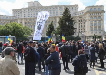 Zvonul că parlamentarii ar vota o lege prin care comercializează copii a înnebunit oamenii. Cu gloanțe la Parlament