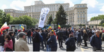 Zvonul că parlamentarii ar vota o lege prin care comercializează copii a înnebunit oamenii. Cu gloanțe la Parlament