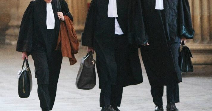 Avocat, condamnat la 7 luni cu suspendare după ce a tăbărât cu un cuțit pe un om bănuit că i-a furat cățelul