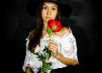 Fetița de 11 ani care se pregătește pentru cel mai mare concurs mondial de talente din America, înregistrează cu o televiziune din Franța și a apărut în Fashion Kids Magazine  America, în topul celor mai frumoși copii