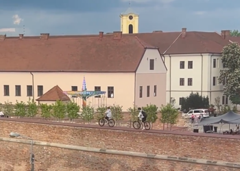 VIDEO. Imagini de infarct cu niște copii teribiliști care merg cu bicicleta pe zidurile cetății