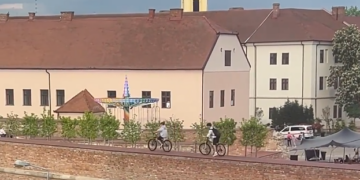 VIDEO. Imagini de infarct cu niște copii teribiliști care merg cu bicicleta pe zidurile cetății