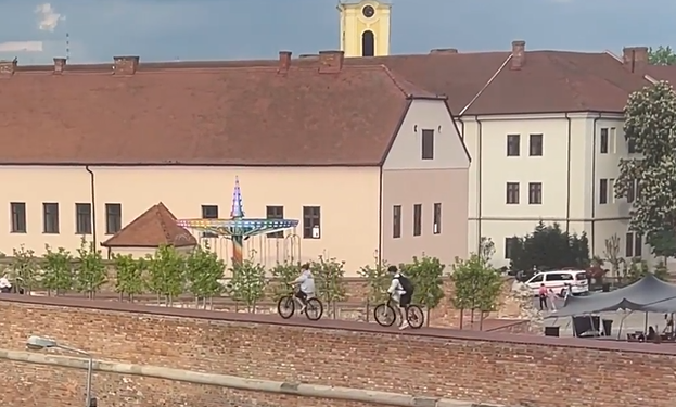 VIDEO. Imagini de infarct cu niște copii teribiliști care merg cu bicicleta pe zidurile cetății