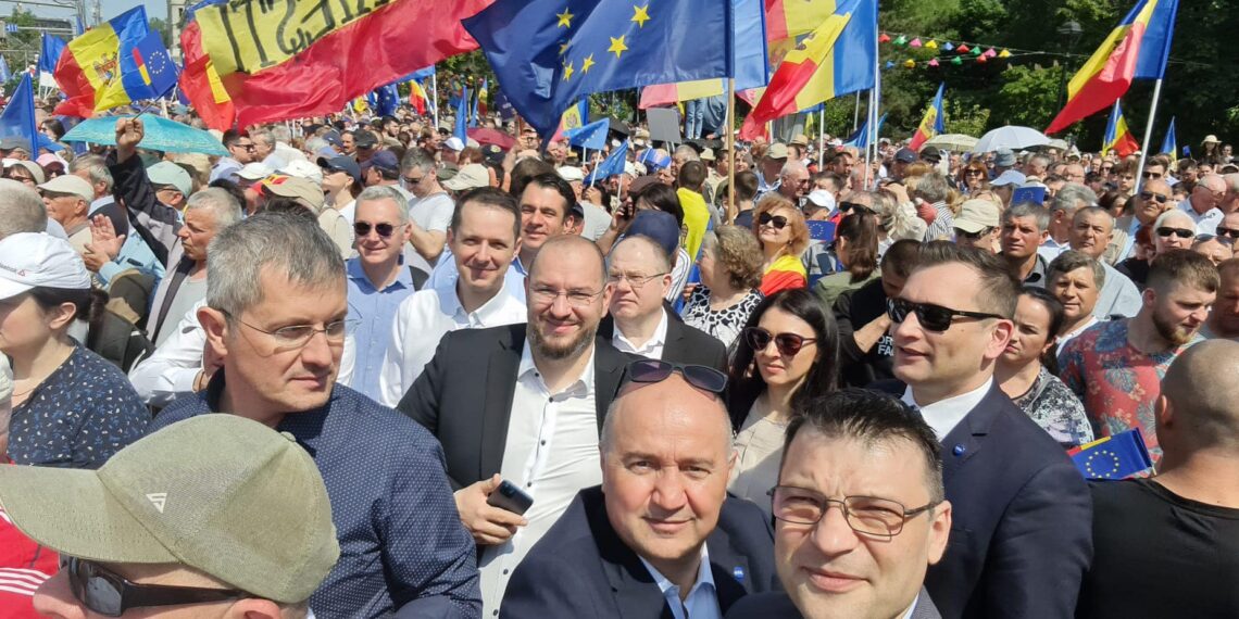 Silviu Dehelean, alături de Maia Sandu, la mitingul cu 100.000 de participanți de la Chișinău