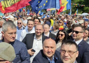 Silviu Dehelean, alături de Maia Sandu, la mitingul cu 100.000 de participanți de la Chișinău