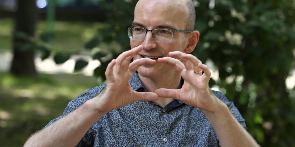 Un tată se judecă cu Ministerul Educației  să-i accepte copilul la școală la 5 ani. Citește fluent, socotește, scrie…Noua lege e și mai restrictivă, în clasa I la 7 ani și 8 luni