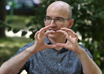 Un tată se judecă cu Ministerul Educației să-i accepte copilul la școală la 5 ani. Citește fluent, socotește, scrie…Noua lege e și mai restrictivă, în clasa I la 7 ani și 8 luni