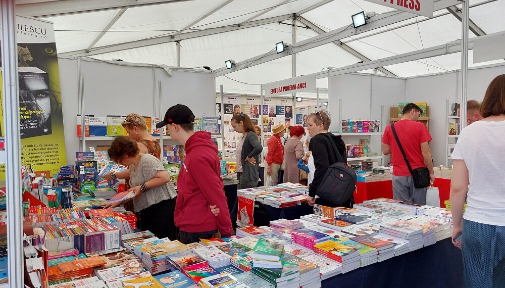 Începe Târgul Gaudeamus în Piața Unirii din Oradea