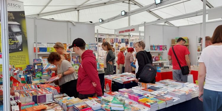 Începe Târgul Gaudeamus în Piața Unirii din Oradea