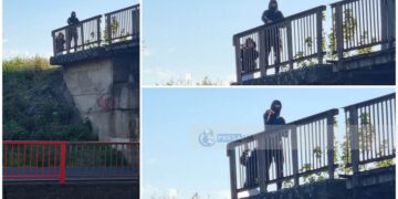 Huligani mascați care în plină zi distrug mașini pe un bulevard dintr-un municipiu din Vestul României