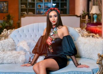 VIDEO. Povestea orădencei care după colaborarea cu marele Ovidiu Lipan Țăndărică scoate piesă cu Doru Todoruț. Jessie e absolventă de Drept și a debutat la 11 ani în televiziune