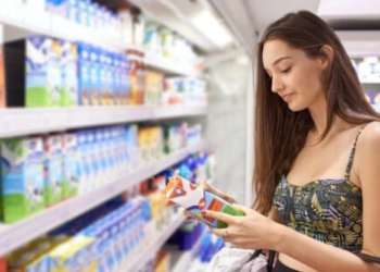 O minciună cât toată România. Se forțează scaderea prețului la lapte pe seama falimentului producătorilor